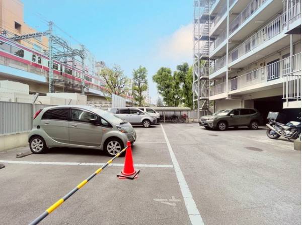 駐車場があるため車通勤の方にも安心なマンションです。 
