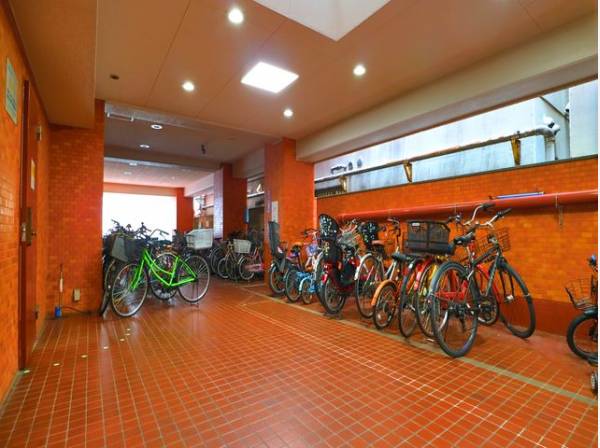 大切な自転車を雨や風から守ります。駐輪場は屋内にあり、天気の影響を受けず安心です。