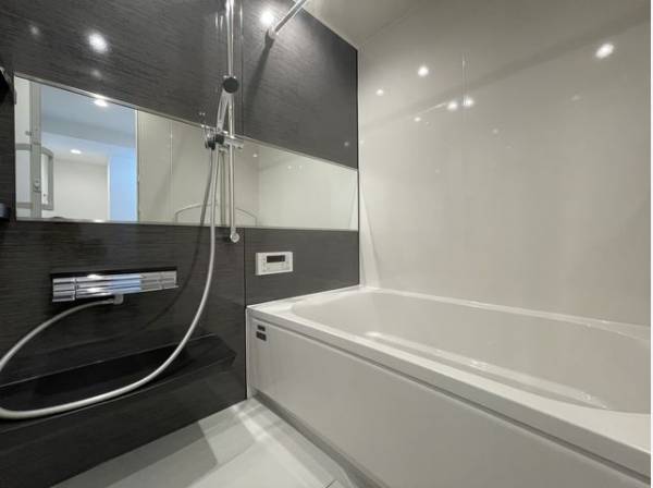 清潔感と高級感のあるカラーで統一した浴室。ゆったりお使い頂けるバスタブが心地よさをもたらします。
