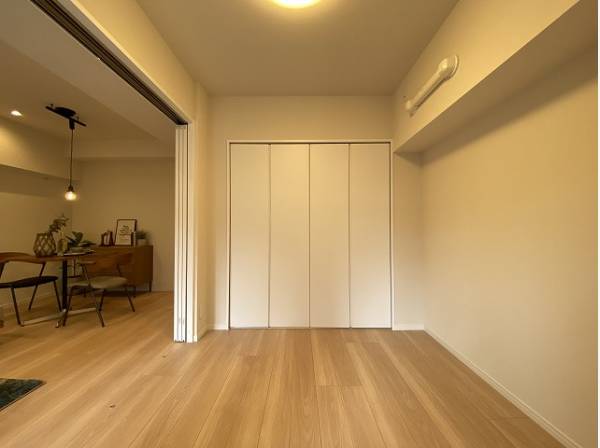 リビングと隣接の洋室は、引き戸を開くと広々空間になります。家族構成の変化にも柔軟に対応できます。
