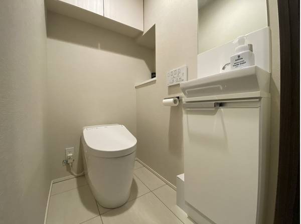 その場ですぐに手を洗える手洗いカウンター付。デザイン性の高いトイレ空間で安らぎのひとときを。 
