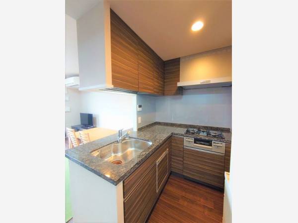 L字型キッチンはワークトップが広く、電化製品を置くスペースもあり使い勝手に優れたキッチンです。 
