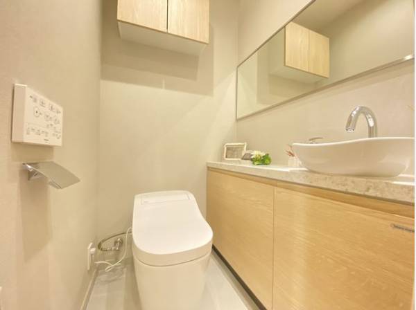 プライベート空間として機能や内装にこだわった、ナチュラルで優しい雰囲気のトイレはリラックス空間へ。