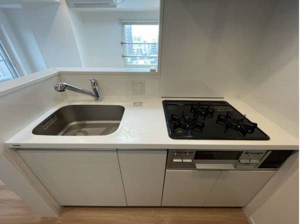 ホワイトを基調とした清潔感のあるキッチン。使い勝手の良い設備のキッチンで効率よくお料理ができます。