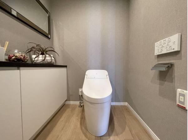 毎日使うものだから、「シンプルでムダのないデザイン」で空間と調和するタンクレストイレ。
