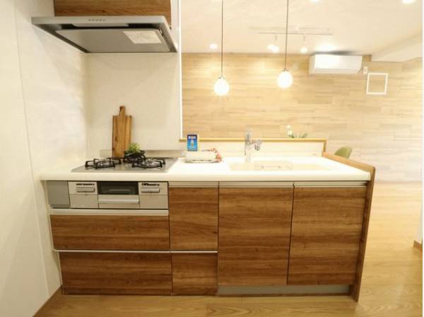 ブラウンを基調とした清潔感のあるキッチン。使い勝手の良い設備のキッチンで効率よくお料理ができます。