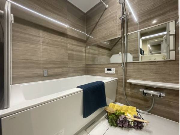 清潔感と高級感のあるカラーで統一した浴室。ゆったりお使い頂けるバスタブが心地よさをもたらします。 
