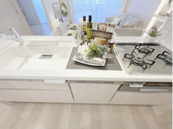 ホワイトを基調とした清潔感のあるキッチン。使い勝手の良い設備のキッチンで効率よくお料理ができます。 
