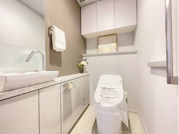 毎日使うものだから、「シンプルでムダのないデザイン」で空間と調和するタンクレストイレ。
