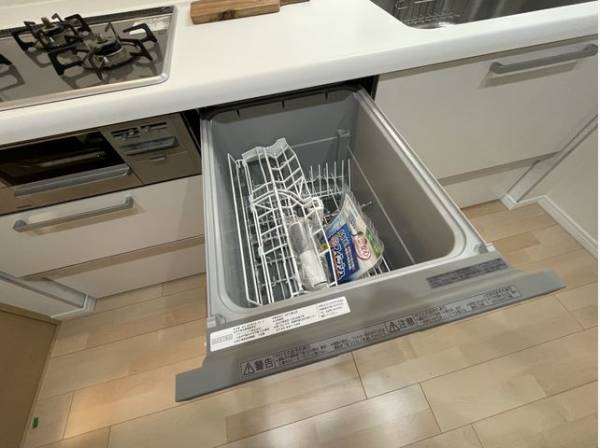 食器を洗っている間にお掃除など、様々なシーンで家事の時短に役立つビルトイン食洗機。 
