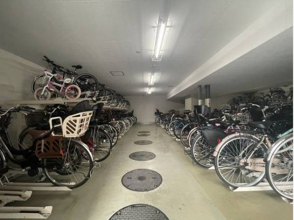 駐輪場は屋根付きなので雨から自転車を守ります。
