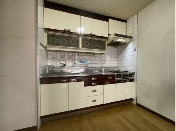 スペースを有効活用できる壁付けキッチンは、じっくり料理に集中でき、ダイニングスペースも広くとれます。