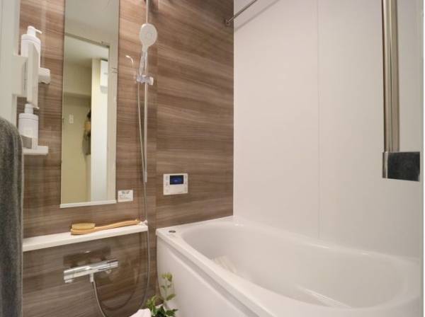 清潔感と高級感のあるカラーで統一した浴室。ゆったりお使い頂けるバスタブが心地よさをもたらします。
