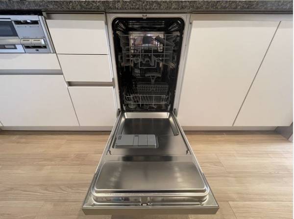 食器を洗っている間にお掃除など、様々なシーンで家事の時短に役立つビルトイン食洗機。 
