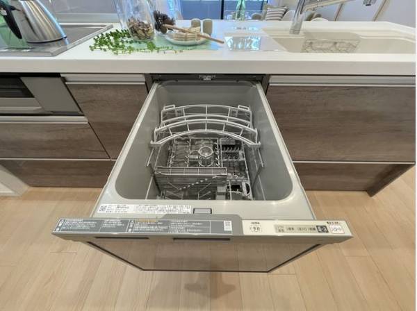 ビルトイン食洗機は、節水や節電機能も充実して家事の手助けをしてくれます。