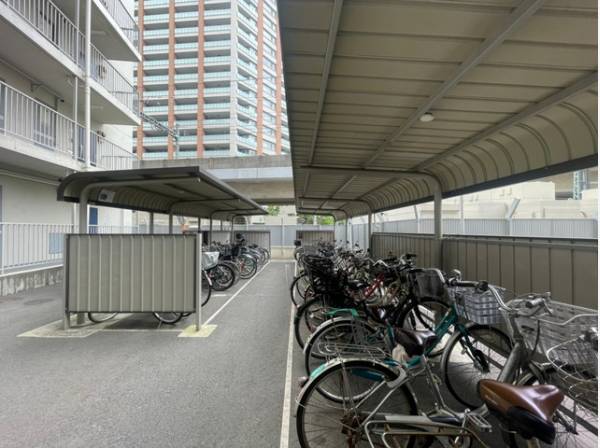 駐輪場は屋根付きなので雨から自転車を守ります。 
