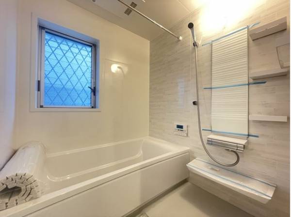 お風呂には窓があり明るく清潔な空間へ。浴槽も洗い場も広く、毎日の疲れを取る癒しのバスルームです。
