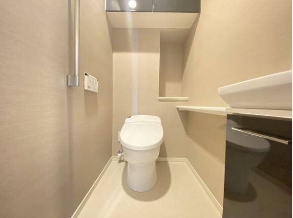 プライベート空間として機能や内装にこだわった、ナチュラルで優しい雰囲気のトイレはリラックス空間へ。
