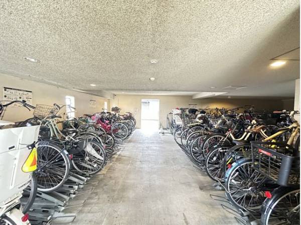 通勤・通学で自転車をお使いになる方も安心！駐輪場がございます。
