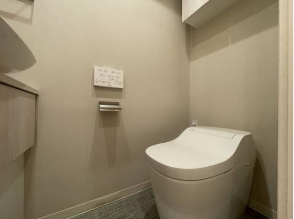 プライベート空間として機能や内装にこだわった、ナチュラルで優しい雰囲気のトイレはリラックス空間へ。 

