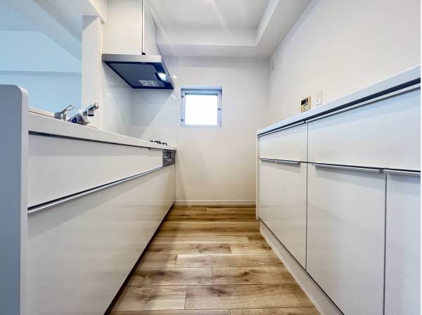 キッチンの後ろには食器棚などを置けるスペースがあります。食器や家電などもスッキリと収納可能です。