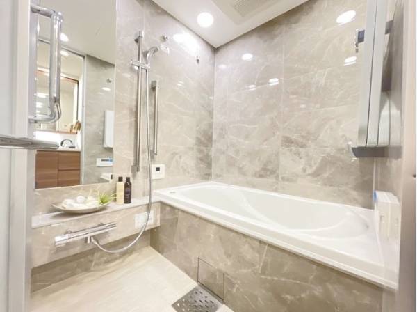 美しい浴槽と重厚感溢れる色合いのバスルームは、空間の上質感を高め、身体と心をより良く整えます。
