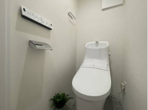 トイレはシャープでシンプルなデザイン。毎日使う場所だからこそ、使い勝手を考慮しました。

