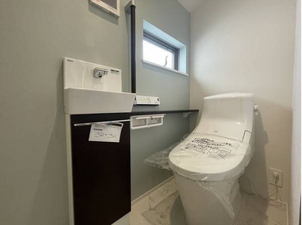 トイレはシャープでシンプルなデザイン。その場ですぐに手を洗える手洗いカウンター付。